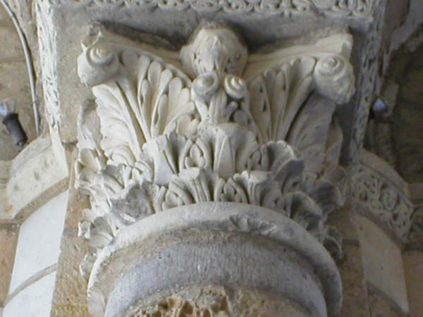 eine Säule in St Benoit