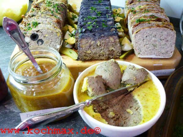 auf dem Foto hinten in der Mitte - Fleischterrine mit Walnüssen (Terrine Aux Noix)