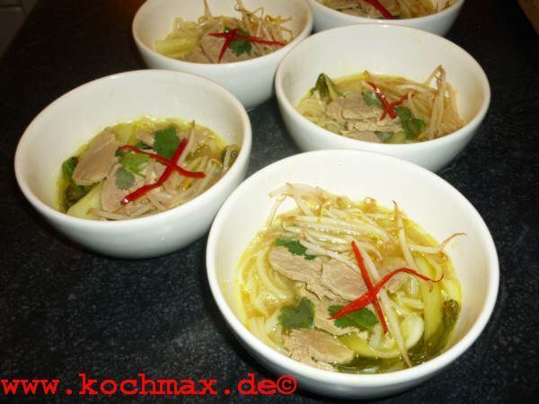 Asianudelsuppe mit Schweinefleisch