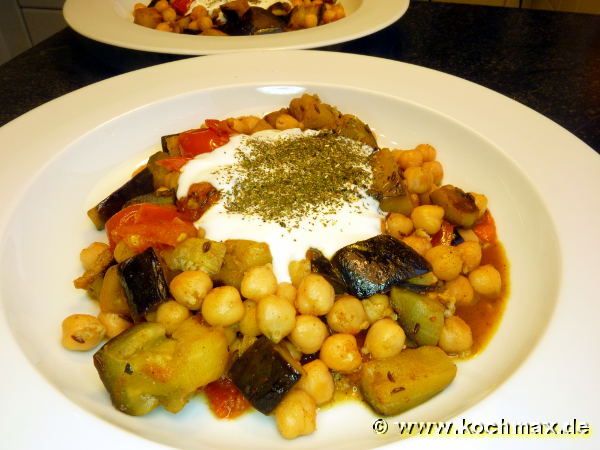 Auberginen-Tajine mit Tomaten, Kichererbsen und Joghurt