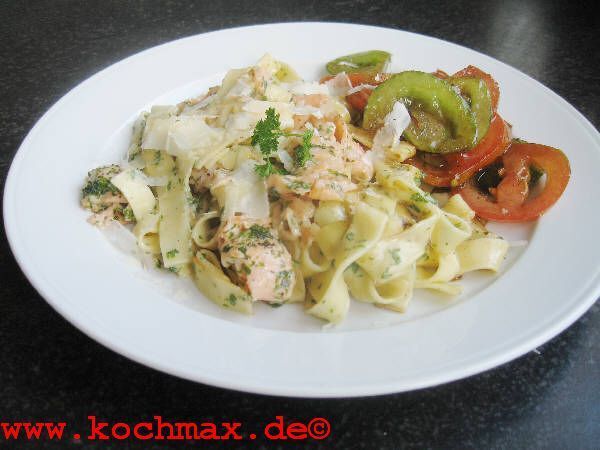 Bandnudeln mit Lachs-Sahne-Sauce