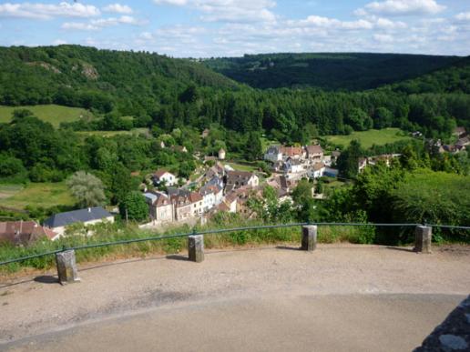 Ausblick von Avallon ins Tal