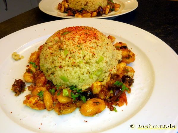 Bohnen-Tajine mit Kirschtomaten und schwarzen Oliven