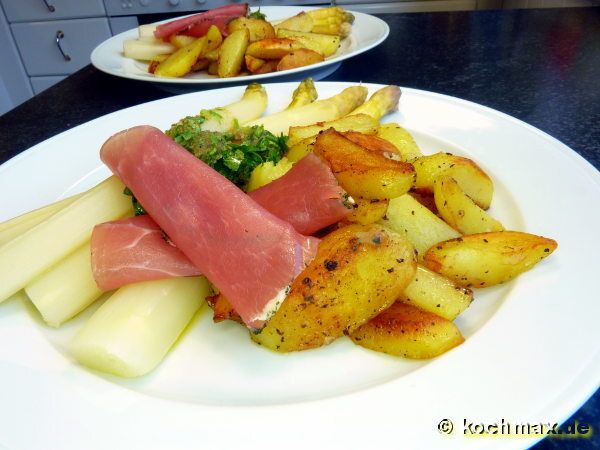 Grüner Spargel mit Bratkartoffeln und Petersilienbutter