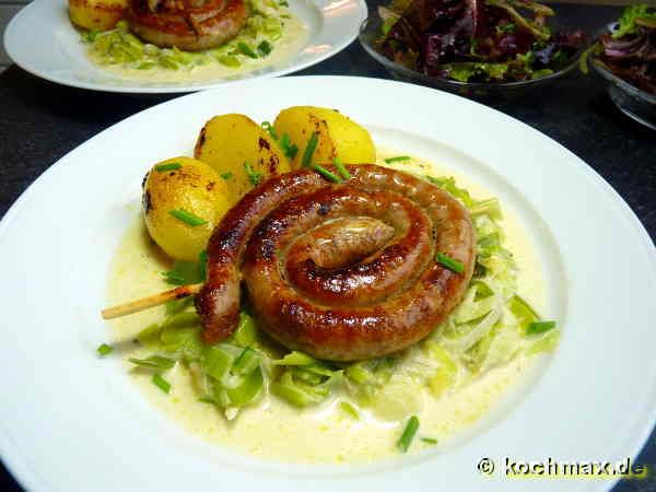 Bratwurst mit Porreegemüse