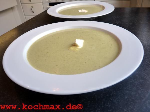 Brokkolicremesuppe mit Mascarponehäubchen