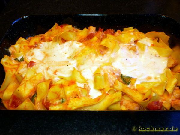 Butternudeln mit Lachs und Mozzarella