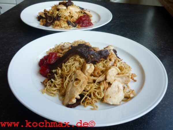 Chinesische Bratnudeln, nicht verbrannt, dunkle Sojasauce