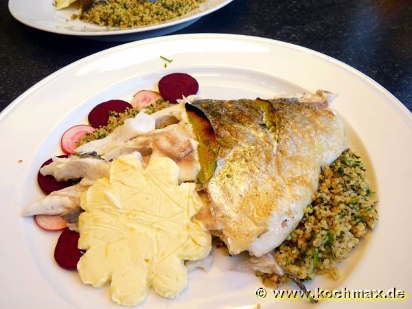 Dorade mit frischem Lorbeer und Zitronenbutter