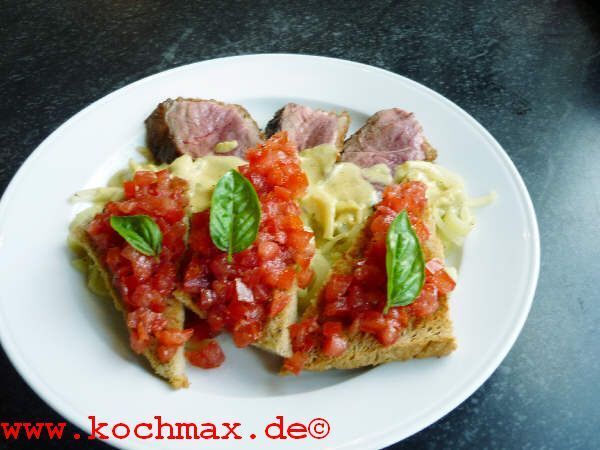 Gebratene Entenbrust auf Fenchel mit Tomaten-Crostini