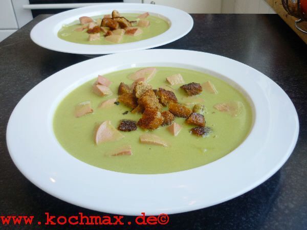 Erbsencremesuppe mit Knoblauchcroutons