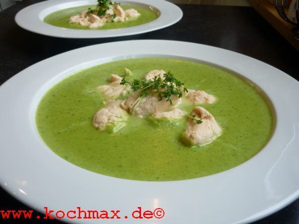 Erbsensuppe mit Lachsklösschen