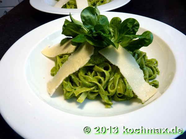 Tagliatelle mit Feldsalatpesto