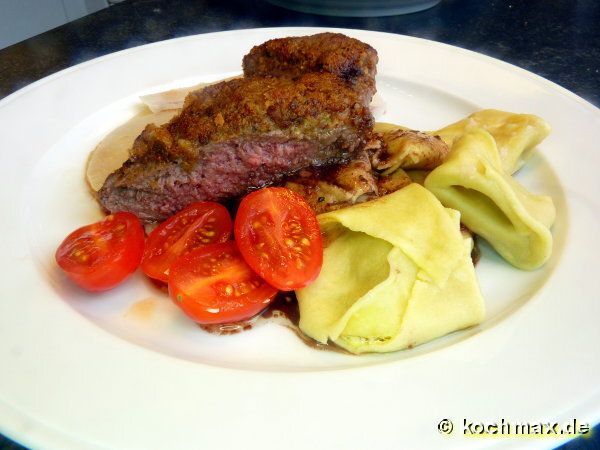 Filetsteak mit Brioche-Senf-Kruste und Maronen-Pasta