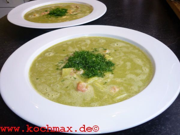 Frische pürierte Erbsensuppe mit Lachs