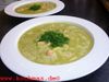 Frische pürierte Erbsensuppe mit Lachs