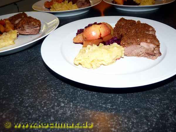 Gänsebrust mit Brot-Gewürzkruste sowie Rotweinkraut u ...