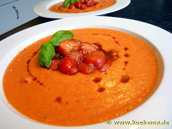 Gazpacho von Strauchtomaten mit Erdbeeren