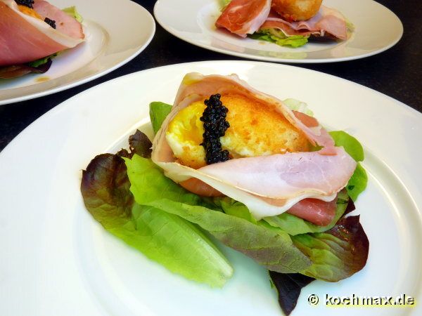 Gebackenes Ei im Parmesanmantel auf Salat von frischem Sauerampfer und jungem Spinat