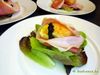 Gebackenes Ei im Parmesanmantel auf Salat von frischem Sauerampfer und jungem Spinat