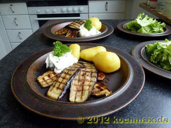 Gebratene Aubergine und Zucchini