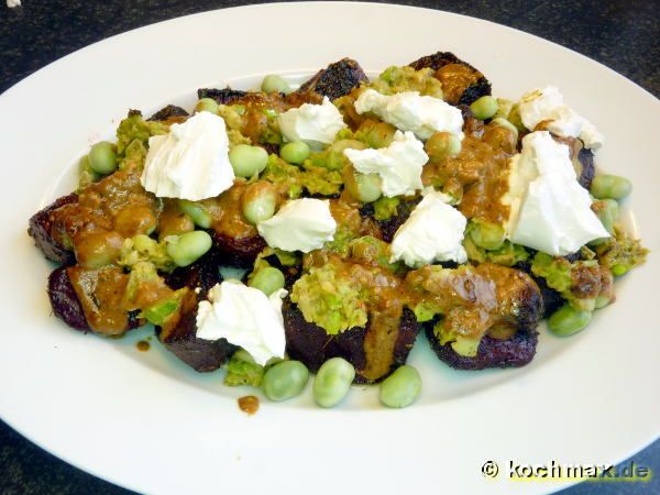 Gebratene rote Bete mit Ziegen-Frischkäse und dicke Bohnen-Salat