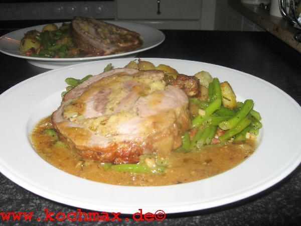 Gerollter Schweinebraten mit gebratenen Rosmarinkarto ...