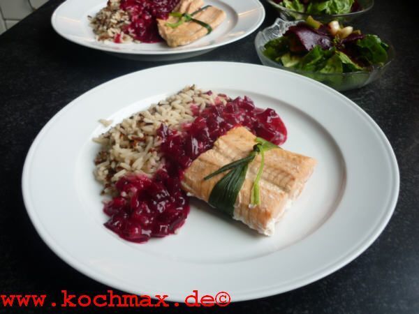 In Grüntee und asiatischen Aromen gegarter Lachs mit ...