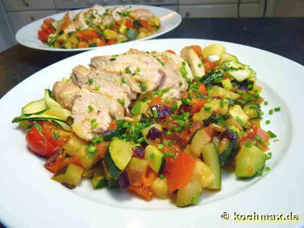 Hähnchenbrust in Zitronenmarinade und Zucchinigemüse