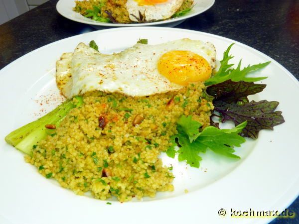 Harissa-Couscous mit Pinienkernen und Spiegeleiern