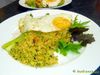 Harissa-Couscous mit Pinienkernen und Spiegeleiern