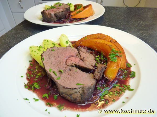 Hirschbraten mit Rotweinzwiebeln und Kürbisspalten