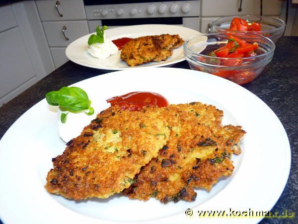 Hirsepuffer mit Tomatensalat