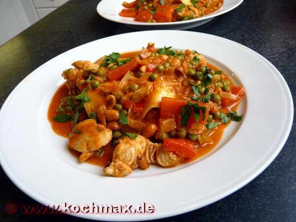 Roter Hühnercurry mit Erdnüssen und einem Nudelblatt