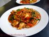 Roter Hühnercurry mit Erdnüssen und einem Nudelblatt