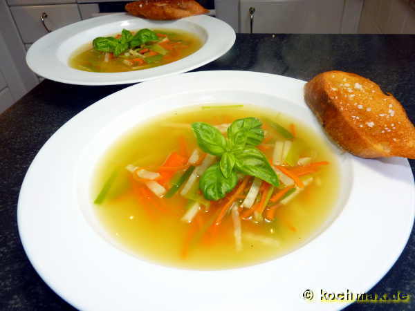 Feine Julienne-Suppe aus Gemüsesuppe