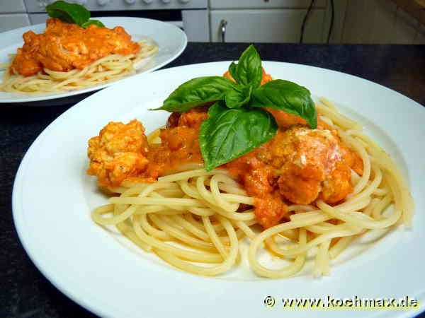 Kabeljaubällchen in Estragon-Tomatensauce