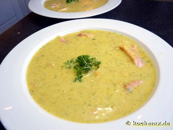 Kartoffelcremesuppe mit geräucherter Forelle