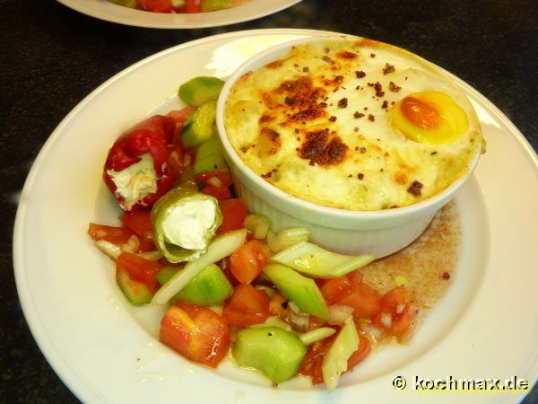 Kartoffelgratin mit Tomaten-Gurken-Salat