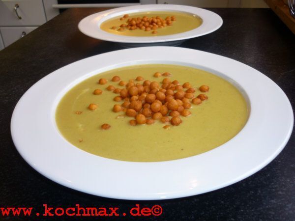 Kartoffelsuppe mit Gorgonzola und Backerbsen