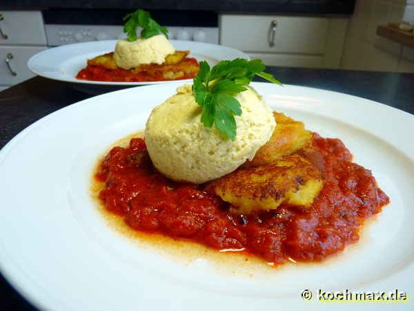 Kohlrabi-Flans mit Tomatensauce