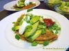 Kräuteromelette mit Crème Fraîche und Avocado