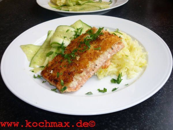 Gebratener Lachs mit Ingwer und Gurkensalat