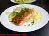 Gebratener Lachs mit Ingwer und Gurkensalat