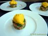 Lachs-Kräuter-Tatar mit Orangen-Safran-Chilisorbet