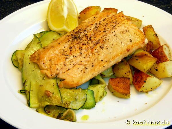 Lachs im Zucchinibett