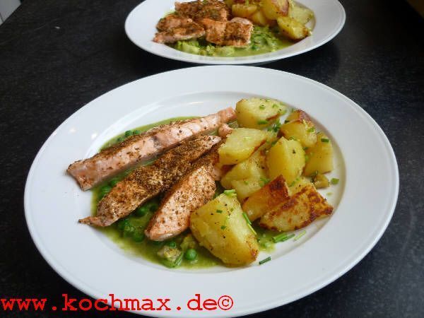 Lachsfilet auf Kopfsalat-Erbsen-Sauce