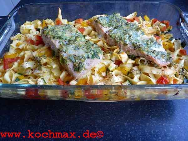 Lachsfilets auf Nudelgratin