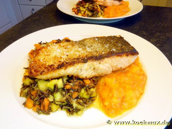 Lachssteaks mit Früchtesalsa und Wildreis