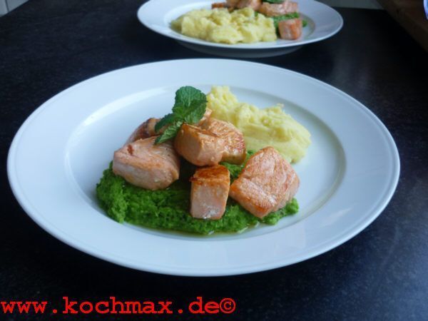 Lachswürfel auf Erbsenpüree